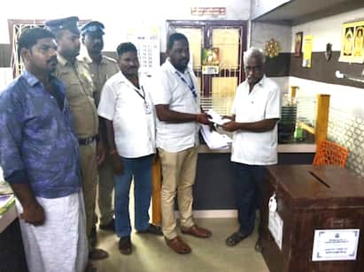 Local Body Election 500 rupee notes thrown on Kuthalam Municipality Road Local Body Election| குத்தாலம் பேரூராட்சி வீதியில் வீசப்பட்ட 500 ரூபாய் நோட்டுகள்
