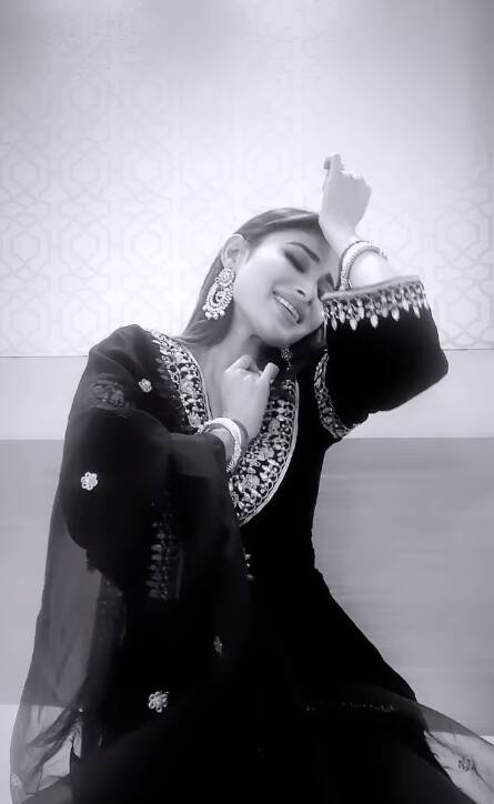 Mouni shared a video of herself dancing on Lata Mangeshkar’s song Piya Tose. (Image Source: Instagram/imouniroy)