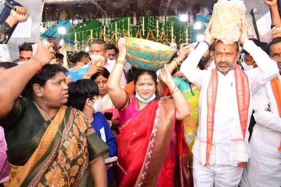 Bandi Sanjay At Medaram Jatara: మేడారంలో మొక్కులు చెల్లించిన బీజేపీ చీఫ్ బండి సంజయ్