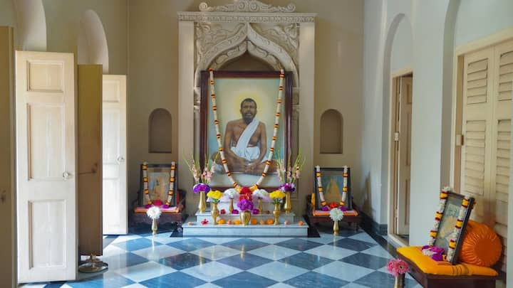 আজও সারা বিশ্ব থেকে বেলুড় মঠে ছুটে আসেন অগণিত ভক্ত। রামকৃষ্ণ পরমহংস, মা সারদা, স্বামী বিবেকানন্দকে শ্রদ্ধা জানাতে। তাঁদের আদর্শে নিজেদের গড়ে তোলার চেষ্টা চলে অবিরত। ছবি সৌজন্য: বেলুড় মঠ