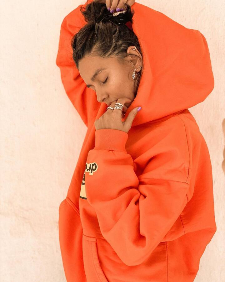 शिबानी आणि फरहान यांचा मेहंदीचा कार्यक्रम देखील पार पडला. शिबानी आणि फरहानच्या मेहंदीच्या कार्यक्रमाला शिबानीची बहिण अनुषा दांडेकर, अभिनेत्री रिया चक्रवर्ती (Rhea Chakraborty) आणि अमृता अरोरा (Amrita Arora) हे उपस्थित होते. अनेकांना असा प्रश्न पडला असेल की फरहानची होणारी पत्नी शिबानी ही कोण आहे? जाणून घेऊयात शिबानीबद्दल...(Photo:shibanidandekar/ig)