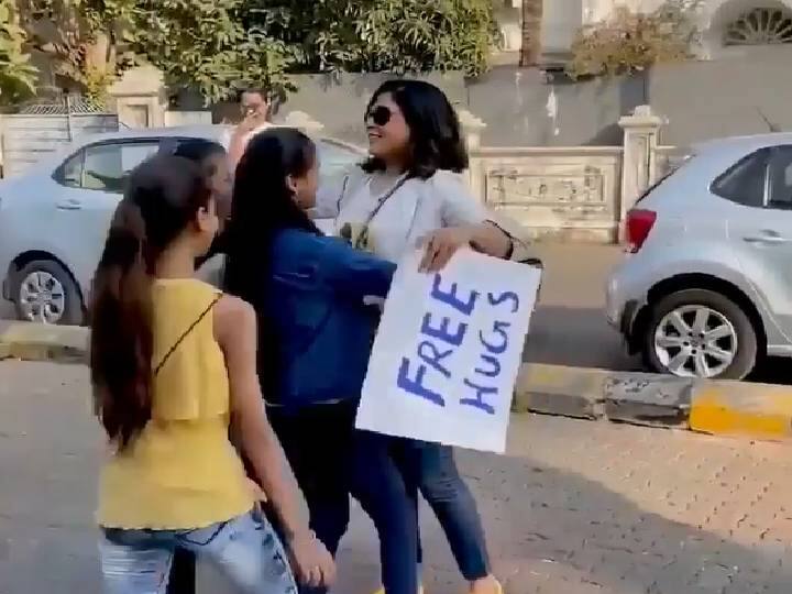 Richa Chadha gives 'free hugs' on Mumbai streets video goes viral on social media Richa Chadha : ‘अब की बार प्यार ही प्यार..’, रस्त्यावर उभं राहून अभिनेत्री लोकांना देते ‘Free Hug’!