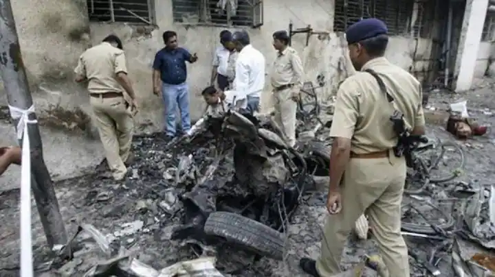 Ahmedabad Blast Case: ਅਹਿਮਦਾਬਾਦ ਸੀਰੀਅਲ ਬਲਾਸਟ ਕੇਸ 'ਚ ਵੱਡਾ ਫੈਸਲਾ, 38 ਦੋਸ਼ੀਆਂ ਨੂੰ ਫਾਂਸੀ ਤੇ 11 ਨੂੰ ਉਮਰ ਕੈਦ Ahmedabad Blast Case: ਅਹਿਮਦਾਬਾਦ ਸੀਰੀਅਲ ਬਲਾਸਟ ਕੇਸ 'ਚ ਵੱਡਾ ਫੈਸਲਾ, 38 ਦੋਸ਼ੀਆਂ ਨੂੰ ਫਾਂਸੀ ਤੇ 11 ਨੂੰ ਉਮਰ ਕੈਦ