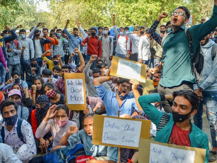 Gurugram Online Exam College students protest outside DC office in Gurugram, demand for online examination Gurugram Students Protest: गुरुग्राम में छात्रों ने डीसी कार्यालय के बाहर दिया धरना, कहा- क्लास ऑनलाइन तो एग्जाम ऑफलाइन क्यों?