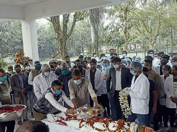Udaipur: 78 साल में पहली बार इस कॉलेज को दान में मिली 'बॉडी', मेडिकल के छात्र कर सकेंगे अध्ययन Udaipur: 78 साल में पहली बार इस कॉलेज को दान में मिली 'बॉडी', मेडिकल के छात्र कर सकेंगे अध्ययन