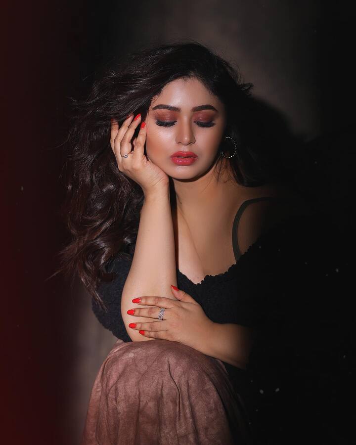 তিনি ঘুরতে ভালোবাসেন। কিন্তু দীর্ঘ অসুস্থতার কারণে একা সফরে বেরতে পারেননি তিনি। সুস্থ হয়েই দুবাই পাড়ি দিয়েছেন টলিউডের 'বং ক্রাশ' ঋতাভরী চক্রবর্তী। সঙ্গী? কেউ নয়। দুবাইতে বন্ধু রয়েছে বটে, তবে একা সফরই বেশি প্রিয় নায়িকার। তাই ব্যাগপ্যাক গুছিয়ে ছুটি কাটাতে নায়িকার ডেস্টিনেশন সোজা দুবাই।