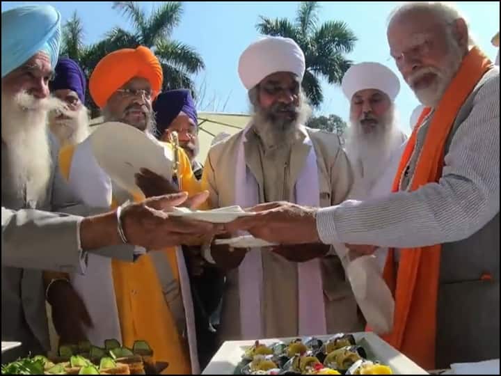 PM Narendra Modi Met with sikh communities People in Delhi Amid Punjab Election Watch: सिख समुदाय के प्रमुख लोगों से PM Modi की मुलाकात, नाश्ते के वक्त खुद प्लेट उठाकर दिए, बोले- इमरजेंसी में पगड़ी पहना करता था