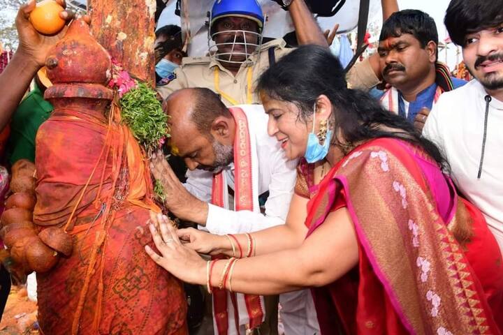 తెలంగాణ కుంభమేళా మేడారం జాతర ఘనంగా జరుగుతోంది. లక్షలాదిగా భక్తులు పొరుగు రాష్ట్రాల నుంచి సైతం తరలివస్తున్నారు.