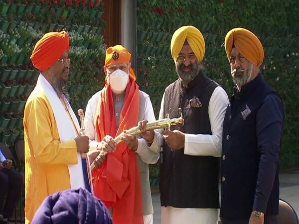 Prime Minister Narendra Modi Meets Prominent Sikh Leaders At 7, Lok Kalyan Marg Discusses Various Issues Of Community PM Modi Meets Prominent Sikh Leaders At Residence, Discusses Various Issues Of Community