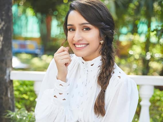 Watch: हल्के फुल्के अंदाज में भी ग्लैमरस दिखीं Shraddha Kapoor, एक्ट्रेस के गोरे-गोरे मुखड़े को देख अच्छे-अच्छों की हो जाएगी बत्ती गुल Watch: हल्के फुल्के अंदाज में भी ग्लैमरस दिखीं Shraddha Kapoor, एक्ट्रेस के गोरे-गोरे मुखड़े को देख अच्छे-अच्छों की हो जाएगी बत्ती गुल