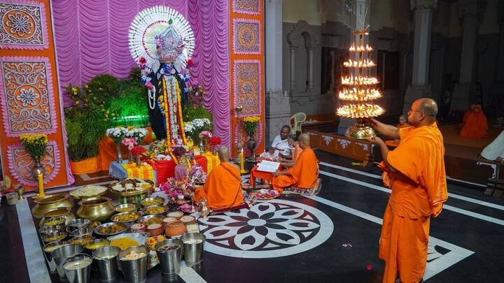 কালীসাধক রামকৃষ্ণ পরমহংস ঈশ্বরের খোঁজে পাড়ি দিয়েছেন বহু পথ। শুধুমাত্র হিন্দুধর্মের নানা দিক অন্বেষণ নয়, ঈশ্বরের খোঁজে তিনি অন্য ধর্মের অধ্যয়নও করেছিলেন। যত মত. তত পথ--শুধু চারটি শব্দতেই তিনি বিশ্ববাসীকে শিখিয়েছিলেন সর্বধর্ম সমন্বয়ের পাঠ। ছবি সৌজন্য: বেলুড় মঠ