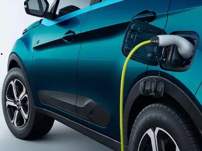 How To Increase Electric Vehicle Range: જો તમારી પાસે કોઇ ઇલેક્ટ્રિક વ્હીકલ છે, પછી તે ભલે ઇલેક્ટ્રિક કાર હોય, ઇલેક્ટ્રિક સ્કૂટર હોય કે પછી ઇલેક્ટ્રિક મૉટરસાયકલ હોય. તો તમારા મનમાં રેન્જને લઇને ચિંતા જરૂર હશે. આવામાં આજે અમે તમને ઇલેક્ટ્રિક વાહનોની સારી રેન્જ હાંસલ કરવા માટેની બેસ્ટ ટિપ્સ બતાવી રહ્યા છીએ.