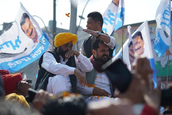 ਭ੍ਰਿਸ਼ਟ ਪਾਰਟੀਆਂ ਅੱਜ ਤੋਂ ਸ਼ਰਾਬ ਤੇ ਪੈਸੇ ਵੰਡਣਗੀਆਂ, ਉਨਾਂ ਤੋਂ ਸਾਵਧਾਨ ਰਹਿਣਾ: ਭਗਵੰਤ ਮਾਨ ਭ੍ਰਿਸ਼ਟ ਪਾਰਟੀਆਂ ਅੱਜ ਤੋਂ ਸ਼ਰਾਬ ਤੇ ਪੈਸੇ ਵੰਡਣਗੀਆਂ, ਉਨਾਂ ਤੋਂ ਸਾਵਧਾਨ ਰਹਿਣਾ: ਭਗਵੰਤ ਮਾਨ