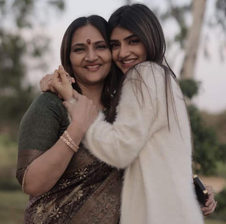 పెళ్లి సందడి సినిమా కోసం కేవలం రూ.5 లక్షలు తీసుకున్న ఈ హీరోయిన్ ఇప్పుడు రూ. కోటి డిమాండ్ చేస్తోందని వార్తలు వినిపిస్తున్నాయి. -Image credit: Sreeleela/Instagram