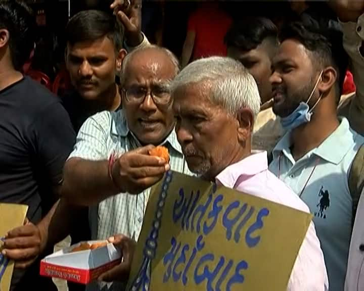 Ahmedabad Blast 2008 : victims family celebration after 38 accused got capital punishment Ahmedabad Blast 2008 : આરોપીઓને ફાંસીની સજા થતાં લોકોમાં ખુશીનો માહોલ, પીડિત પરિવારોએ ખવડાવી મીઠાઇ