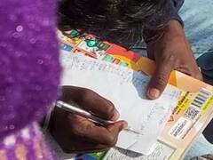 BSEB Matric Exam 2022: सेंटर के बाहर नकल के लिए पर्ची तैयार करते दिखे छात्र, खूब Viral हो रही है तस्वीर