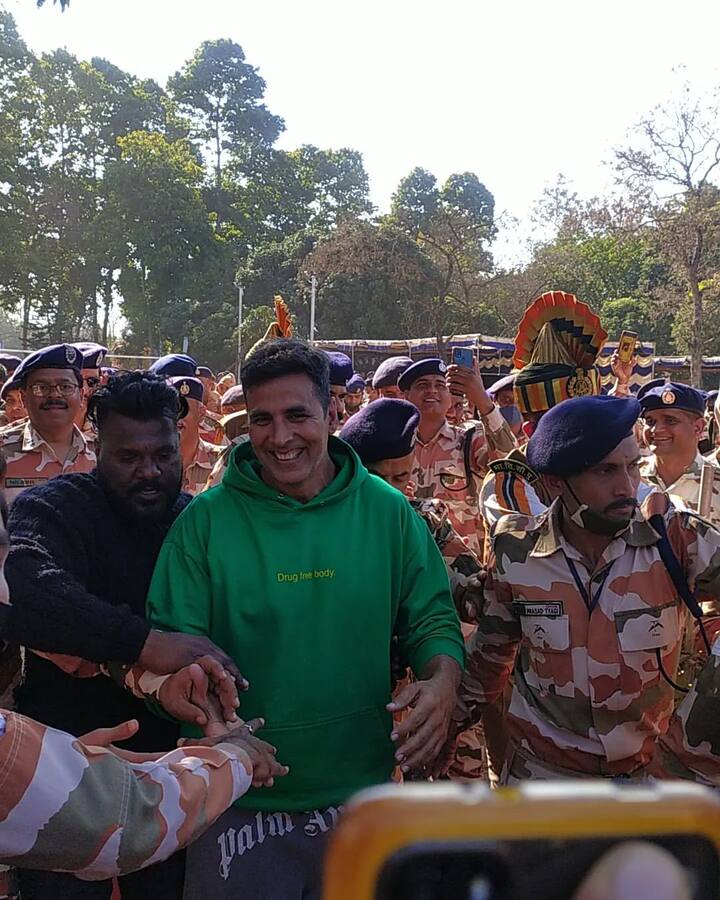 এরপর সেন্ট্রাল স্কুলে গিয়ে সেখানকার শিশুদের সঙ্গেও দেখা করেন অক্ষয়। কথা বলেন তাদের সঙ্গে, রাখেন ছোট্ট ভাষণও। শিশুদের মন ভালো রাখতে আর তাদের উজ্জীবিত করতেই এই আয়োজন।