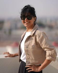 Manju Warrier pics: மாஸ்.. க்ளாஸ்! கூலர்ஸ்ல கூலா போஸ் தரும் மஞ்சு வாரியர்