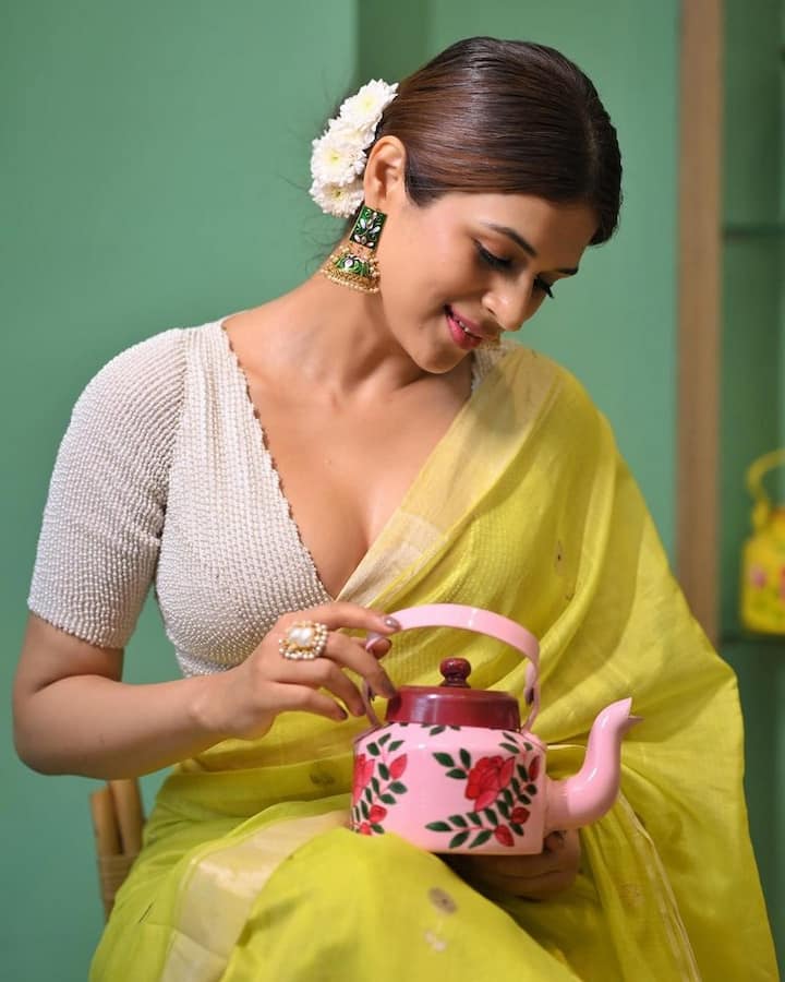 తెలుగులో 'ఆర్య 2', 'డార్లింగ్', 'మొగుడు' వంటి సినిమాల్లో నటించి మంచి గుర్తింపు తెచ్చుకుంది శ్రద్ధా దాస్. (Photo Courtesy : Instagram)