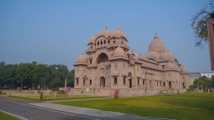 রামকৃষ্ণ পরমহংস দেব, মা সারদার শিক্ষাকে বিশ্বব্যাপী ছড়িয়ে দেওয়া এবং সেবাকাজের জন্য় গুরুভাইদের সঙ্গে নিয়ে স্বামী বিবেকানন্দ প্রতিষ্ঠা করেন রামকৃষ্ণ মিশন। যার মূল দফতর বেলুড় মঠে। আজ যার খ্যাতি বিশ্বজুড়ে। ছবি সৌজন্য: বেলুড় মঠ