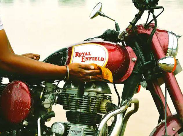 ਮੋਟਰਸਾਈਕਲ ਨੂੰ ਧੋਣ ਸਮੇਂ ਇਸ ਗੱਲ ਦਾ ਧਿਆਨ ਰੱਖਣਾ ਪੈਂਦਾ ਹੈ ਕਿ ਤੁਸੀਂ ਇਸ ਨੂੰ ਨਰਮ ਕੱਪੜੇ ਨਾਲ ਸਾਫ਼ ਕਰੋ ਕਿਉਂਕਿ ਜੇਕਰ ਤੁਸੀਂ ਇਸ ਨੂੰ ਕਿਸੇ ਕੱਪੜੇ ਜਾਂ ਕਿਸੇ ਹੋਰ ਚੀਜ਼ ਨਾਲ ਸਾਫ਼ ਕਰਦੇ ਹੋ ਜੋ ਨਰਮ ਨਹੀਂ ਹੈ, ਤਾਂ ਮੋਟਰਸਾਈਕਲ 'ਤੇ ਨਿਸ਼ਾਨ ਰਹਿ ਸਕਦੇ ਹਨ, ਇਸਦੇ ਪੇਂਟ ਖਰਾਬ ਹੋ ਸਕਦਾ ਹੈ, ਜਿਸ ਤੋਂ ਬਾਅਦ ਤੁਹਾਡੀ ਮੋਟਰਸਾਈਕਲ ਦੀ ਚਮਕ ਖਤਮ ਹੋ ਜਾਵੇਗੀ ਅਤੇ ਇਹ ਪਹਿਲਾਂ ਨਾਲੋਂ ਥੋੜਾ ਨੀਲਾ ਦਿਖਾਈ ਦੇਵੇਗਾ।