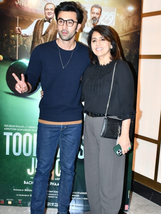 Ranbir Kapoor Poses With Mom Neetu At Rajiv Kapoor's Last Film's Screening