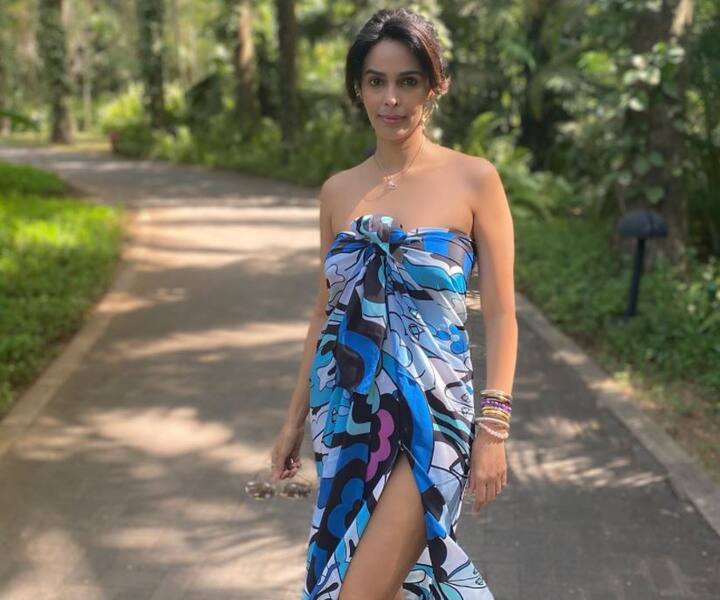 હાલમાં જ મલ્લિકા શેરાવતે દરિયા કિનારે બિકિનીમાં તસવીરો શેર કરી છે. મલ્લિકા પોતાની બિકિની તસવીરોને લઈ ચર્ચામાં રહે છે.  મલ્લિકાએ થોડા દિવસો પહેલા જ ટ્રાન્સપેરેન્ટ ડ્રેસમાં બિકિની પહેરીને જોવા મળી હતી.