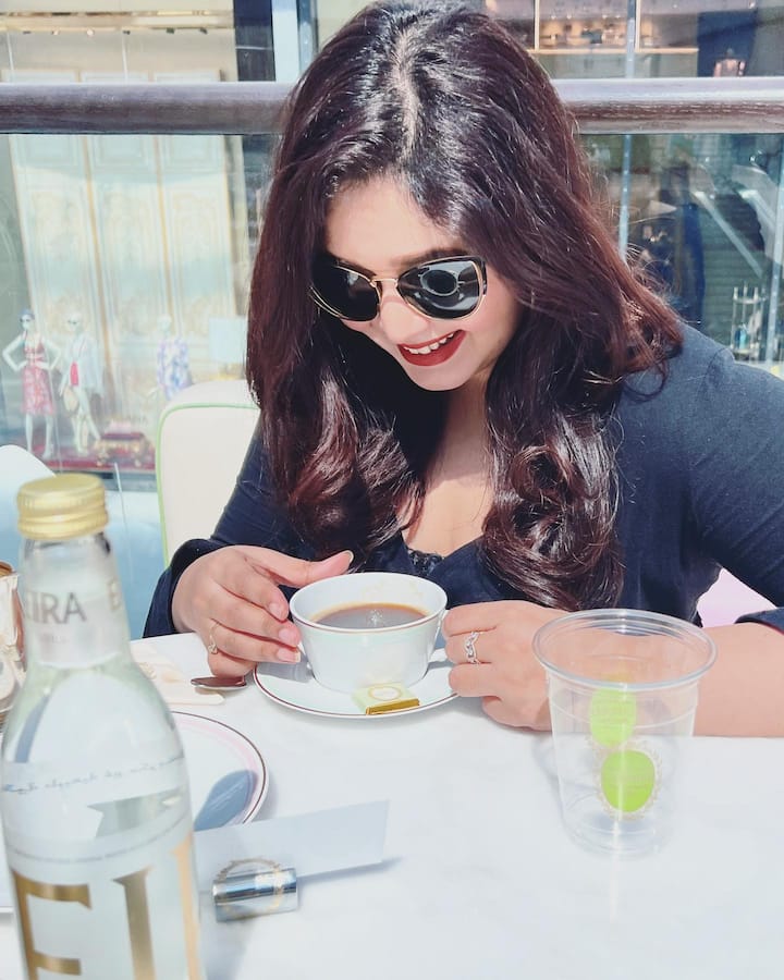 সদ্য সোশ্যাল মিডিয়ায় একগুচ্ছ ছবি ভাগ করে নিয়েছেন ঋতাভরী। কালো পোশাকে একটা কফিশপে বসে রয়েছেন তিনি। কালো রোদচশমা চোখ ঢেকেছেন, সামনে প্রিয় কফি আর খাবার।