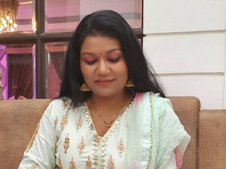 एका सर्वसामान्य घरातील मुलगी ते चित्रपट सृष्टीतील नामवंत गायिका हा वैशाली यांचा प्रवास अतिशय संघर्षाचा आहे. 'झी' वरील मराठी आणि हिंदी अशा दोन्ही स्पर्धांचं विजेतेपद पटकावल्यानं वैशाली यांचे महाराष्ट्रासह देशभरात चाहते आहेत. वैशाली माडे राष्ट्रवादी काँग्रेस पक्षाच्या पदाधिकारी देखील आहेत. (All PC : @ vaishalimadeofficial/IG)