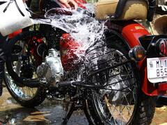 Bike Tips: बाइक के फ्यूल टैंक में पानी भरा तो हो जाएंगे परेशान, अभी जान लें बचने का तरीका