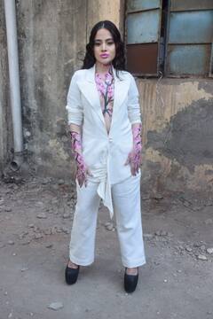 Urfi Javed Photos: उर्फी जावेद ने अपनी बॉडी को बनाया कैनवास, अतरंगी फैशन देख फैंस कर रहे कमेंट्स की बौछार