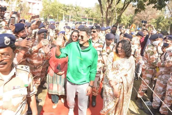 জওয়ানদের পরিবারের সঙ্গেও সাক্ষাৎ করেন অক্ষয়কুমার। আলোচনা করেন তাঁদের জীবনযাত্রা, সুবিধা-অসুবিধা নিয়ে। বলিউড তারকাকে হঠাৎ নিজেদের মধ্যে পেয়ে আপ্লুত সবাই। সবুজ হুডিতে বলি নায়ক যেন তাঁদের পরিবারেই একজন।