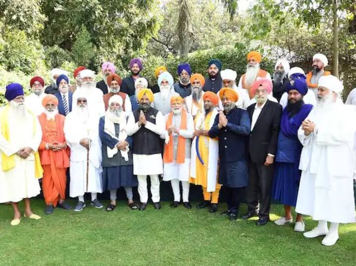 ਪ੍ਰਧਾਨ ਮੰਤਰੀ ਨਰਿੰਦਰ ਮੋਦੀ ਨੇ ਸ਼ੁੱਕਰਵਾਰ ਨੂੰ ਆਪਣੀ ਰਿਹਾਇਸ਼ 'ਤੇ ਸਿੱਖ ਭਾਈਚਾਰੇ ਦੇ ਪ੍ਰਮੁੱਖ ਲੋਕਾਂ ਦੀ ਮੇਜ਼ਬਾਨੀ ਕੀਤੀ। ਇਹ ਮੀਟਿੰਗ ਪੰਜਾਬ ਦੀਆਂ ਵਿਧਾਨ ਸਭਾ ਚੋਣਾਂ ਤੋਂ ਦੋ ਦਿਨ ਪਹਿਲਾਂ ਹੋਈ ਹੈ।