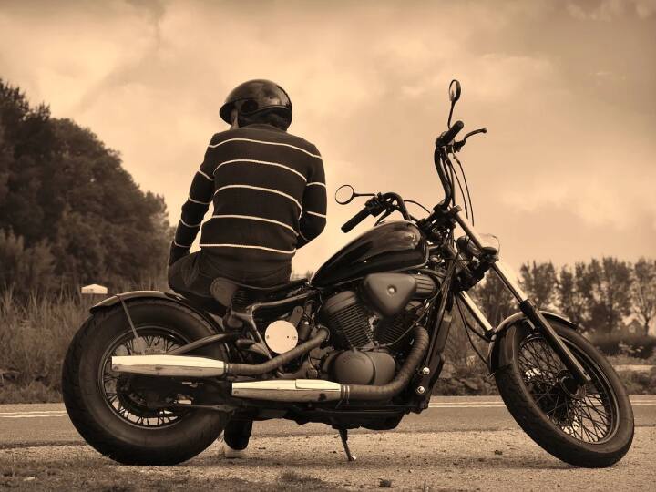 ऐसी स्थिति में मोटरसाइकिल या तो स्टार्ट होने में ही दिक्कत करती है या फिर अगर स्टार्ट हो जाती है तो उसके बाद बार-बार बंद होने लगती है. ऐसी स्थिति में क्या करना चाहिए? आज हम आपको इससे जुड़े जानकारी देने वाले हैं.