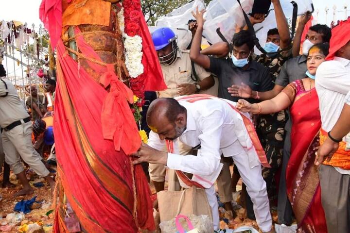 సమ్మక్క సారక్క అమ్మవారు గద్దెలమీదకి వచ్చారు. అమ్మవారు వన ప్రవేశం చేయడంతో జాతర ముగియనుంది. రేపటితో మేడారం జాతర ముగియనుండగా, భక్తులు భారీగా తరలి వస్తున్నారు.