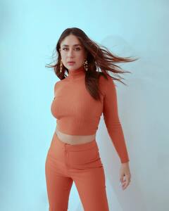 Kareena Kapoor Khan Radiates Glamour In A Stylish Peachy Outfit - SEE PICS
