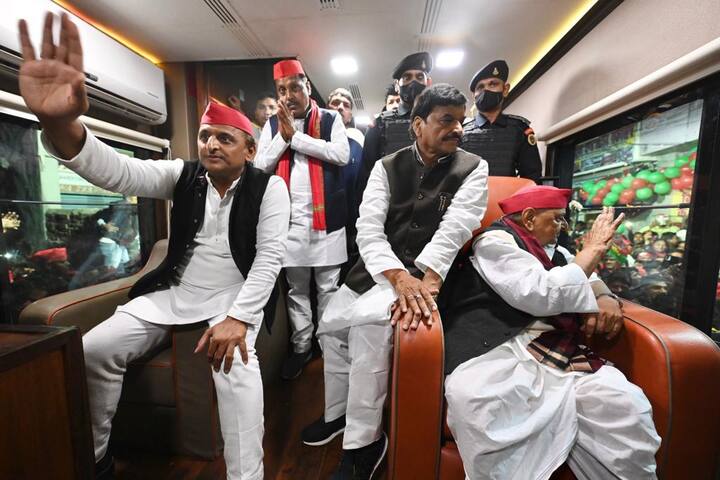 गुरुवार को समाजवादी विजय रथ इटावा के सैफई पहुंचा था. इस दौरान एक अलग ही नजारा देखने को मिला. दरअसल अखिलेश यादव के साथ न केवल उनके पिता और सपा संरक्षक मुलायम सिंह यादव साथ बैठे नजर आए. साथ में प्रसपा के अध्यक्ष शिवपाल सिंह यादव भी नजर आए.