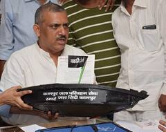 Kanpur के आर्यनगर से SP प्रत्याशी Amitabh Bajpai ने हिंदू धर्म के ग्रंथों का उड़ाया मजाक, देखिए...