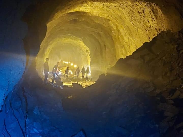 उत्तर रेलवे ने कश्मीर को भारतीय रेलवे नेटवर्क से जोड़ने में बड़ी उपलब्धि हासिल की है. रेलवे ने कटडा-बनिहाल रेल सेक्शन पर सुंबर और अर्पिचला स्टेशनों के बीच बन रही भारतीय रेल की सबसे बड़ी रेल सुरंग टी-49 जो कि 12.758 किलोमीटर लम्बी है उसका काम पूरा कर लिया है.