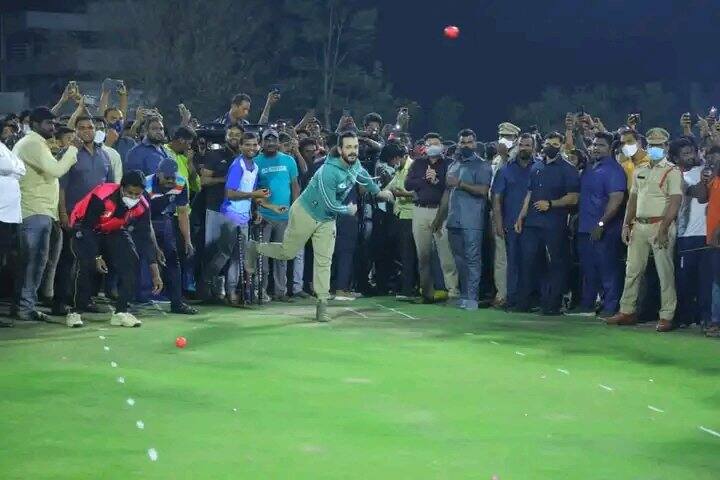 నగరంలోని ఓ గ్రౌండ్‌లో అభిమానుల మధ్య వీరు క్రికెట్‌ ఆడి అలరించారు.