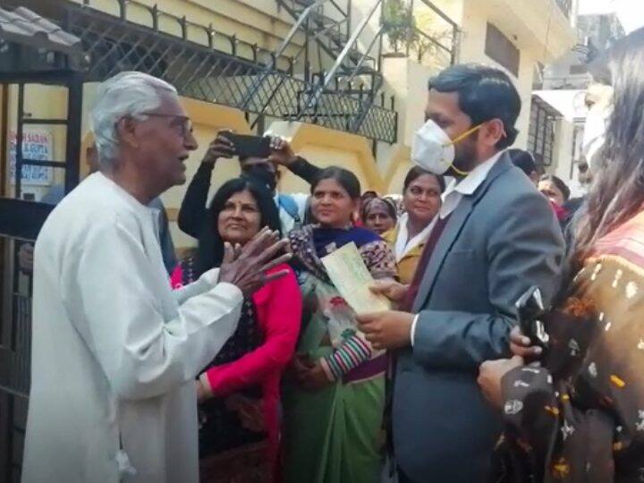 UP Election 2022: पीलीभीत में वोटिंग प्रतिशत बढ़ाने के लिए सड़क पर उतरे DM पुलकित खरे, लोगों से की ये अपील Pilibhit DM Pulkit Khare came on the road to increase the voting percentage ANN UP Election 2022: पीलीभीत में वोटिंग प्रतिशत बढ़ाने के लिए सड़क पर उतरे DM पुलकित खरे, लोगों से की ये अपील