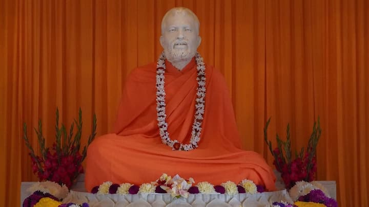 দক্ষিণেশ্বরে থাকতেই একের পর এক উচ্চমার্গের সাধকের সংস্পর্শে আসেন রামকৃষ্ণ পরমহংস দেব। প্রথমে ভৈরবী ব্রক্ষ্মাণী এবং পরে সাধক তোতাপুরীর সংস্পর্শে আসেন তিনি।  ছবি সৌজন্য: বেলুড় মঠ