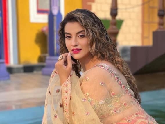 Watch: सूरज की रौशनी सी चमक रही हैं Akshara Singh, पलटकर दी ऐसी मुस्कान, जो ले लेगी आपकी जान Watch: सूरज की रौशनी सी चमक रही हैं Akshara Singh, पलटकर दी ऐसी मुस्कान, जो ले लेगी आपकी जान