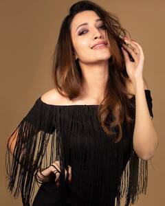 Neha Shetty Photos: బ్లాక్ డ్రెస్సులో 'డీజే టిల్లు' పిల్ల కెవ్వు కేక