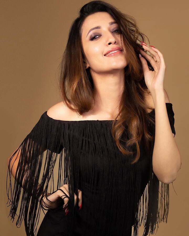 2018లో వచ్చిన 'మెహబూబా' సినిమాతో తెలుగు తెరకు పరిచయమైంది నేహా శెట్టి. ఆ తర్వాత సందీప్ కిషన్ హీరోగా తెరకెక్కిన ‘గల్లీ రౌడీ’ అనే చిత్రంలో చేసింది. రీసెంట్ గా అఖిల్ హీరోగా నటించిన 'మోస్ట్ ఎలిజబుల్ బ్యాచిలర్' లో ఓ చిన్న క్యారెక్టర్ చేసింది. తాజాగా విడుజలైన 'డీజే టిల్లు' సినిమాతో హీరోయిన్గా ఫుల్ మార్క్స్ సంపాదించుకుంది.