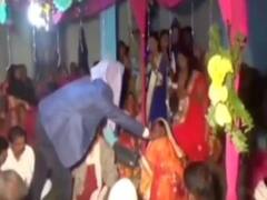 Watch: दुल्हन की मांग में सिंदूर भर रहा था दूल्हा, तभी लड़की ने किया खतरनाक स्टंट और कर लिया ये हाल