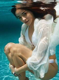 અનન્યા પાંડેના વ્હાઇટ કલરની બિકિનીમાં પાણીમાં લગાવી આગ