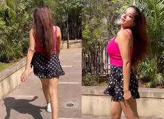 Monalisa Video: वैनिटी वैन में बैठे मोनालिसा की अदाओं ने किया लोगों को पीछे मुड़कर देखने पर मजबूर, मिनी स्कर्ट पहने एक्ट्रेस लग रही हूर