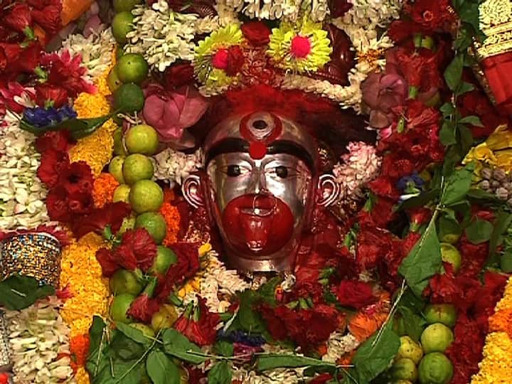 কালীকে শুধুমাত্র মাতারা রূপে নয়, রাজরাজেশ্বরী, একজটা বা নীল সরস্বতী রূপেও পুজো করা হয় ।