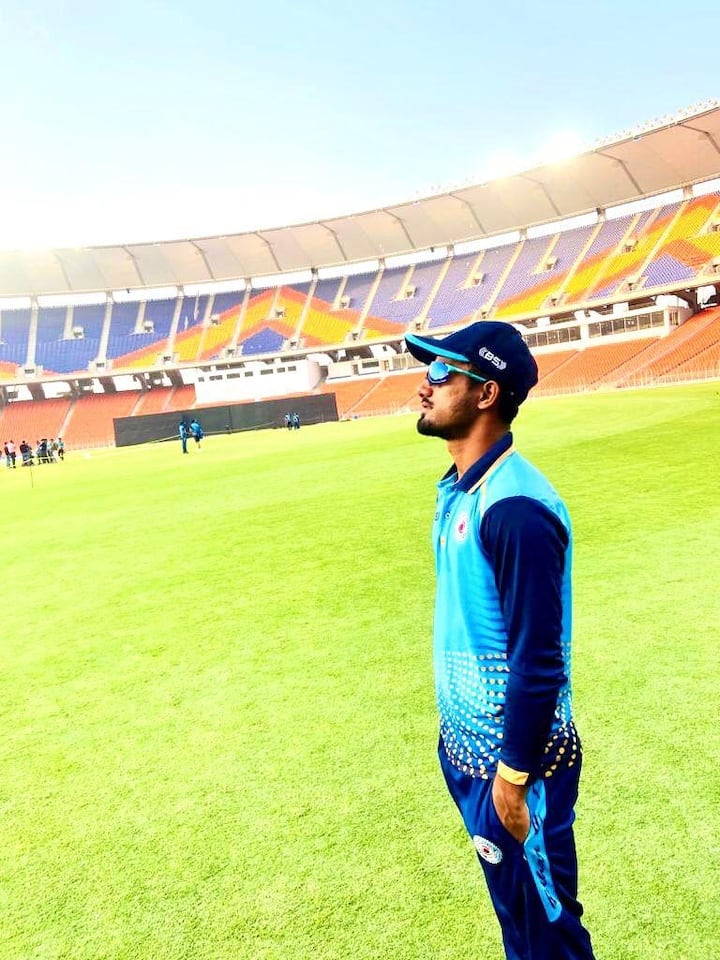 Cricketer Sakibul Gani:  बिहार के मोतिहारी के रहने वाले 22 वर्षीय क्रिकेटर सकिबुल गनी ने फर्स्ट क्लास क्रिकेट के पहले ही मैच में वर्ल्ड रिकॉर्ड बनाया है. सकिबुल उक्त फॉर्मेट के पहले ही मैच में तिहरा शतक लगाने वाले दुनिया के पहले क्रिकेटर बन गए हैं. उन्होंने मिजोरम के खिलाफ रणजी ट्रॉफी के मैच में 341 रनों की पारी खेलकर नया वर्ल्ड रिकॉर्ड बनाया है.